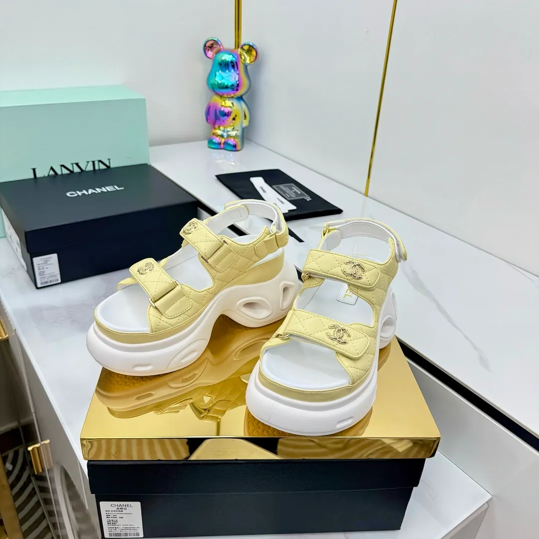 👟👟Ex-factory price 680👟👟 Top version... Chanel｜Chanel Xiaoxiang Velcro Beach Slippers Slippers Casual Beach Shoes 25ss Spring and Summer New Style! Beach shoes are a hit all over the internet! The latest model from the counter, I am still willing to buy it on my feet. It must be ranked among the most popular models. It is invincible in all seasons. Various bloggers and Internet celebrities can see the matching styles. Highly recommended. Pearlescent sheepskin upper, sheepskin lining, suede for feet. Original open-molded TPU outsole size: 35-40 (customized for 40 and 41). Full set of original packaging 👉 👉 👉 👉 👉